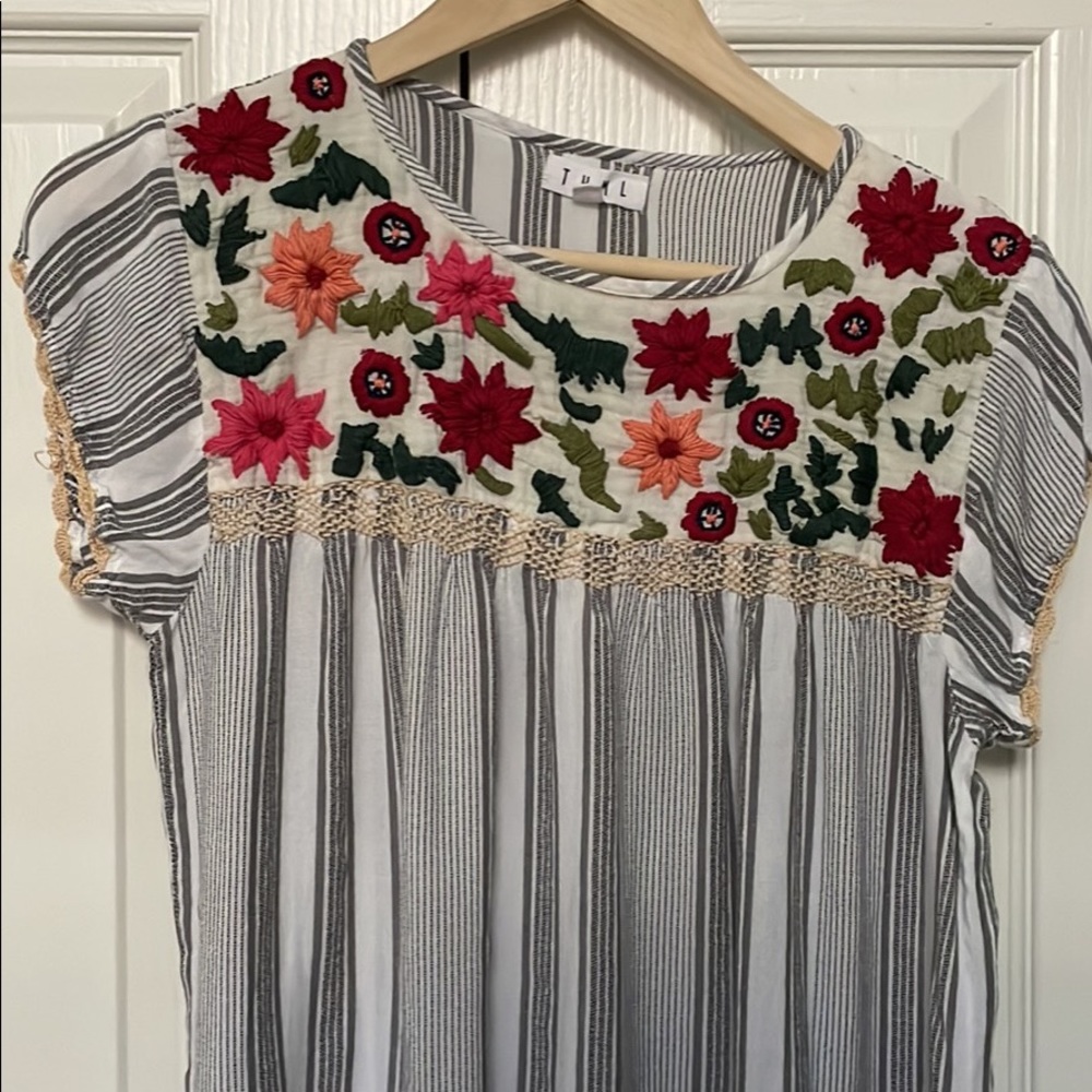 THML embroidered flowy blouse. Size XS